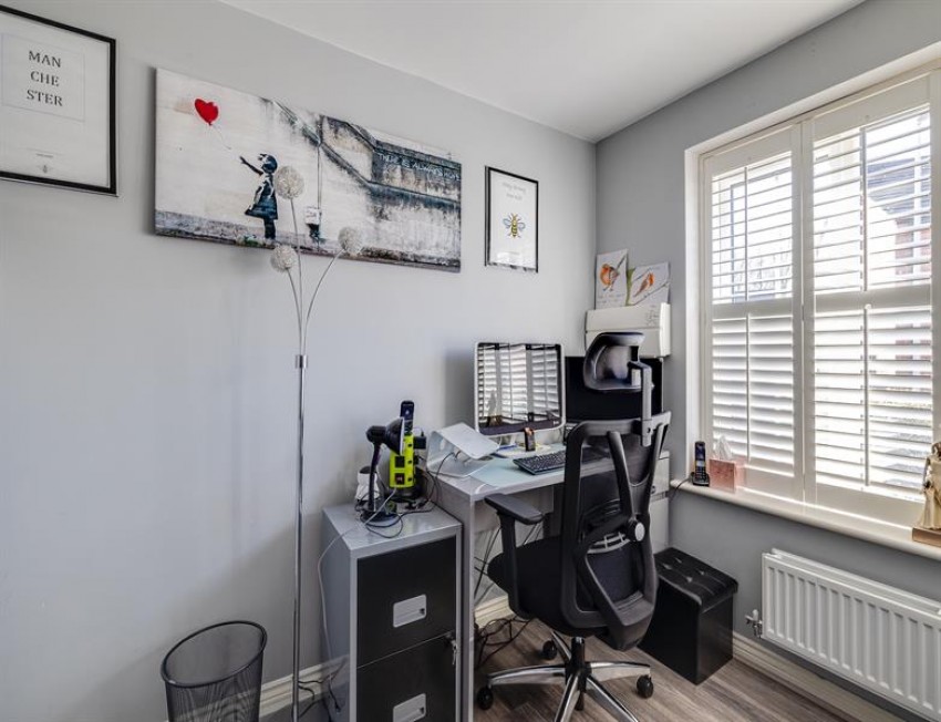 Images for 5 double bedroom freehold house in Sandstone Lane