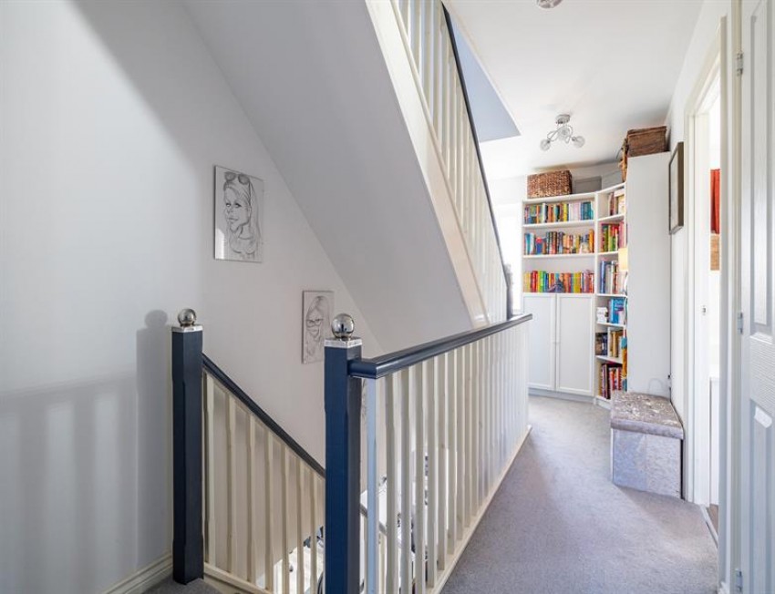 Images for 5 double bedroom freehold house in Sandstone Lane