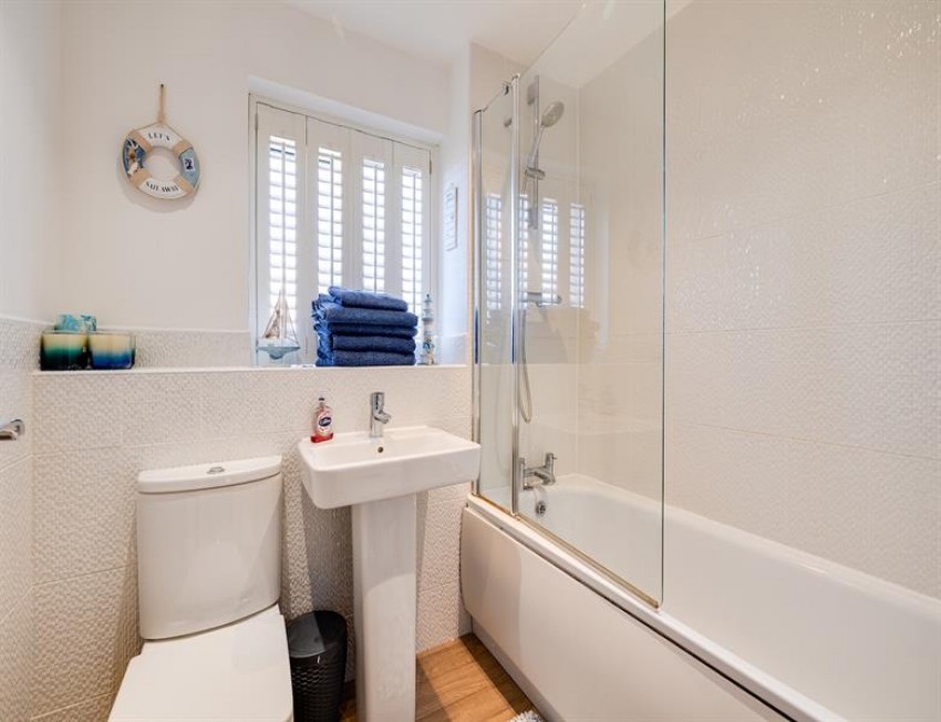 Images for 5 double bedroom freehold house in Sandstone Lane