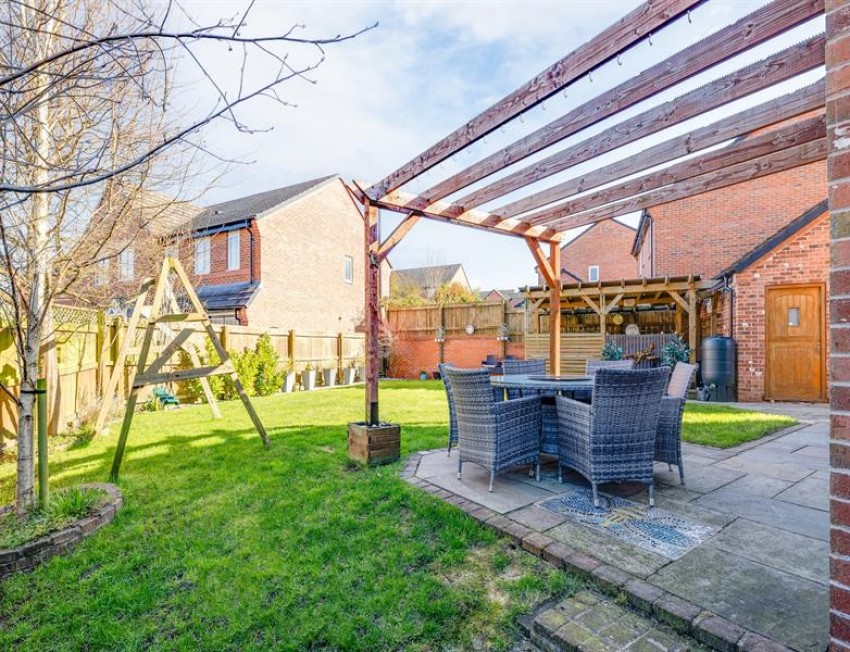 Images for 5 double bedroom freehold house in Sandstone Lane
