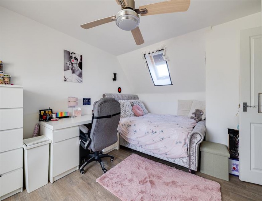 Images for 5 double bedroom freehold house in Sandstone Lane