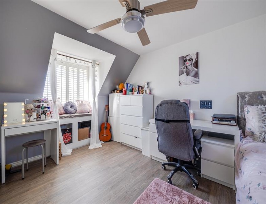 Images for 5 double bedroom freehold house in Sandstone Lane