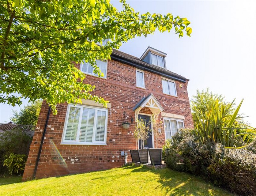 Images for 5 double bedroom freehold house in Sandstone Lane