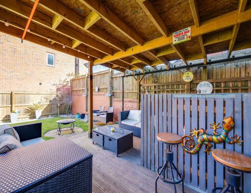 Images for 5 double bedroom freehold house in Sandstone Lane