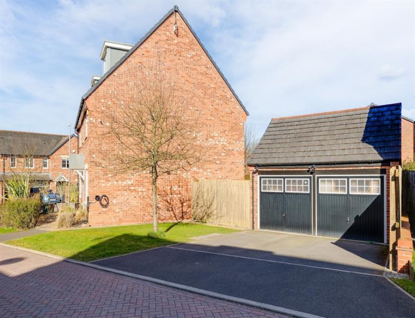 Images for 5 double bedroom freehold house in Sandstone Lane