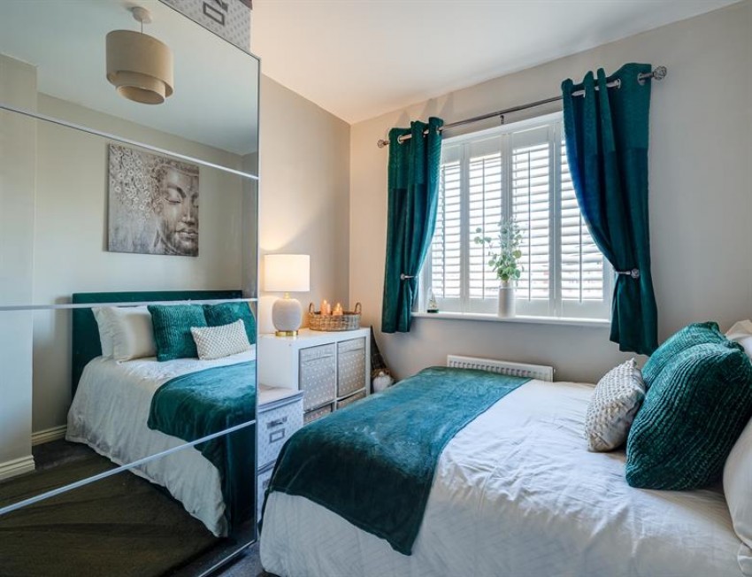 Images for 5 double bedroom freehold house in Sandstone Lane