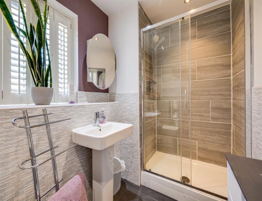 Images for 5 double bedroom freehold house in Sandstone Lane