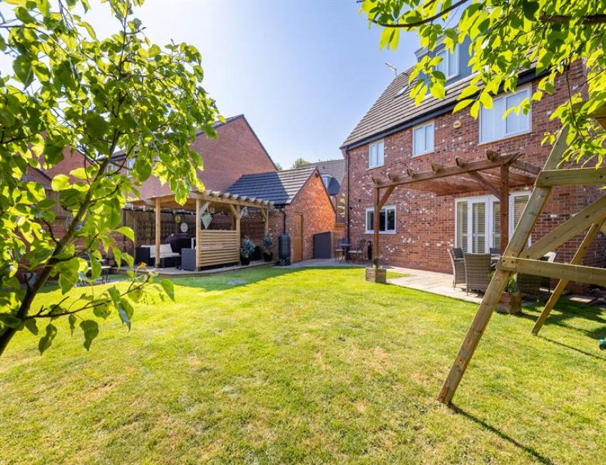 Images for 5 double bedroom freehold house in Sandstone Lane