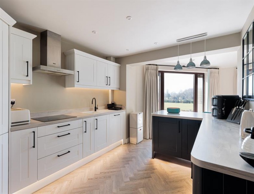 Images for Outstanding southerly views in Oakdene Way