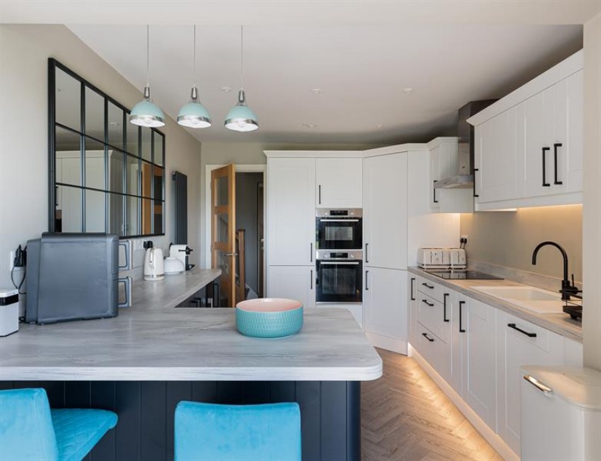 Images for Outstanding southerly views in Oakdene Way