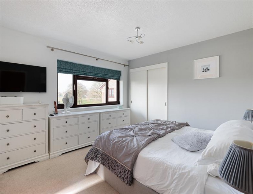 Images for Outstanding southerly views in Oakdene Way