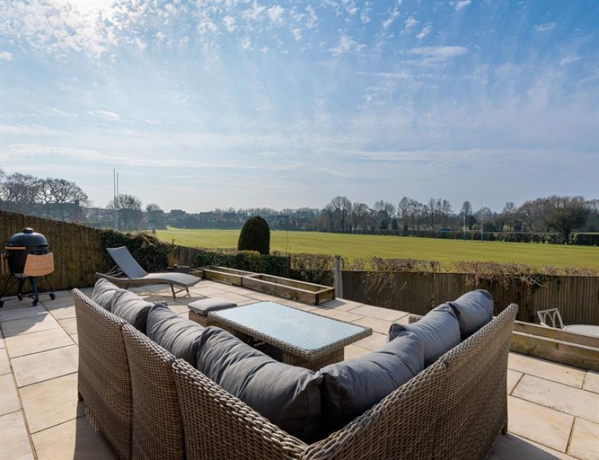 Images for Outstanding southerly views in Oakdene Way