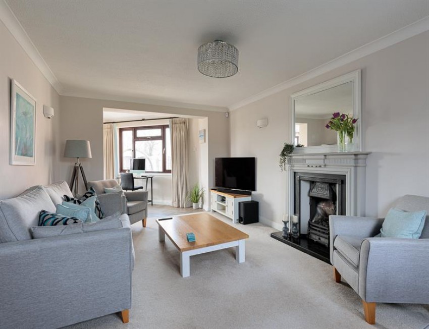 Images for Outstanding southerly views in Oakdene Way