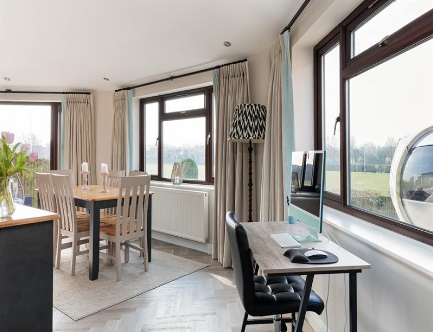 Images for Outstanding southerly views in Oakdene Way