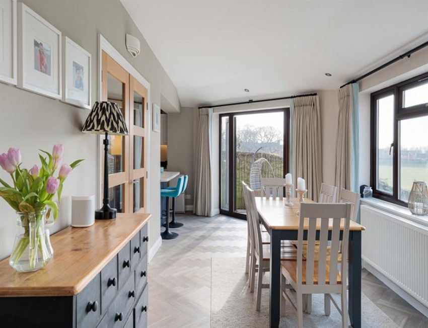 Images for Outstanding southerly views in Oakdene Way