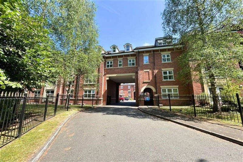 The Pines, Sale, M33