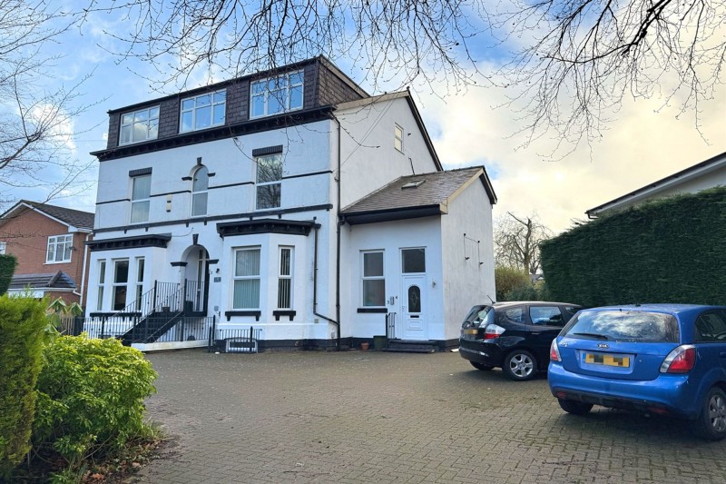 Queens Road, Sale, M33
