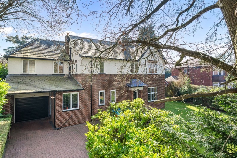 Moss Lane, Sale, M33