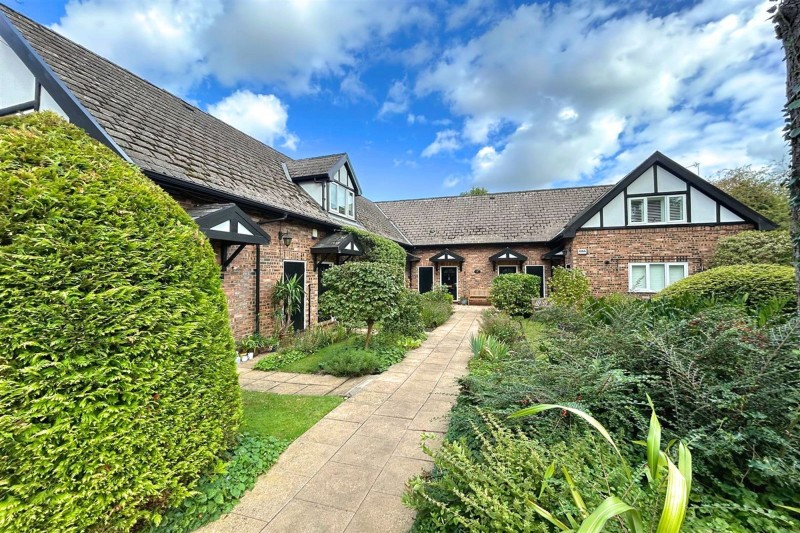 The Avenue, Oakleigh Mews, M33