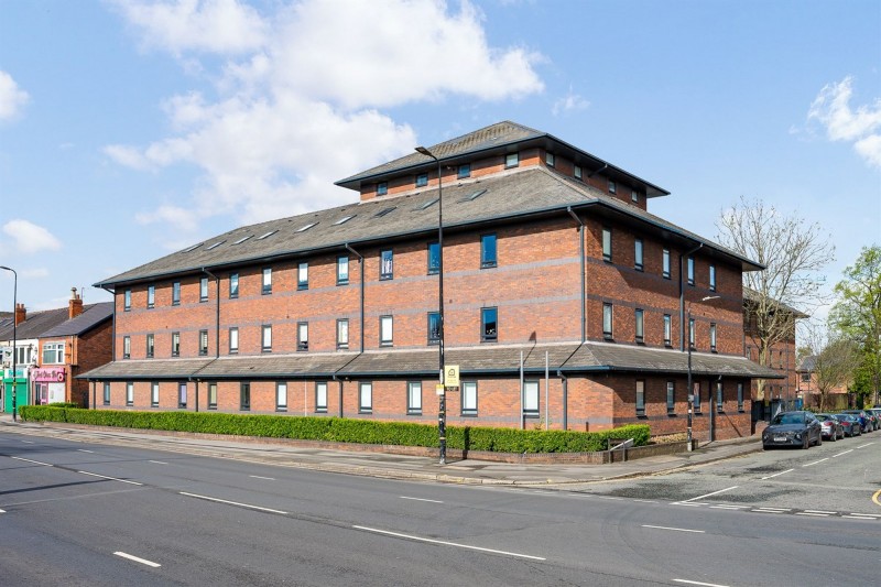 Park Avenue, Sale, M33