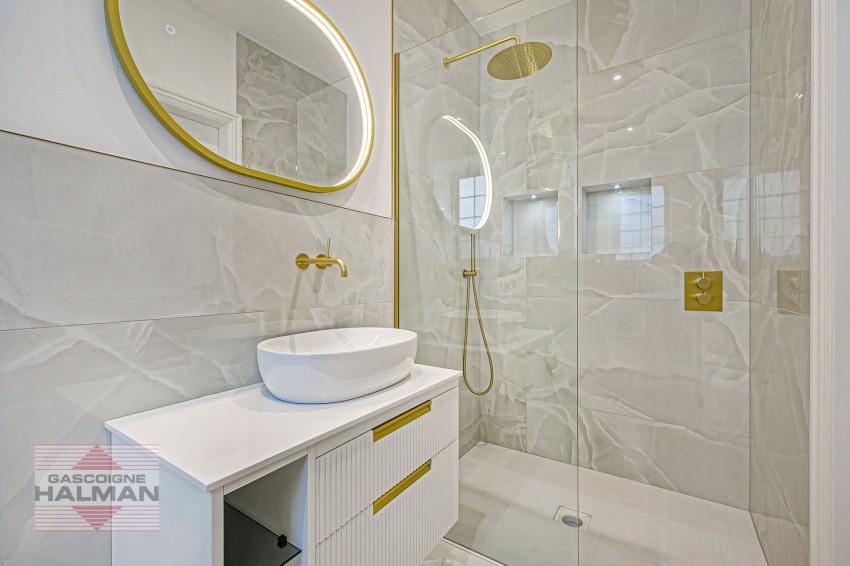 Images for Moss Lane, Sale, M33