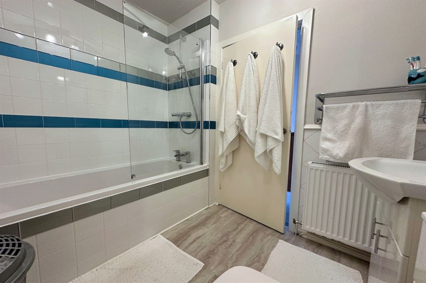 Images for Hyde Grove, Sale, M33