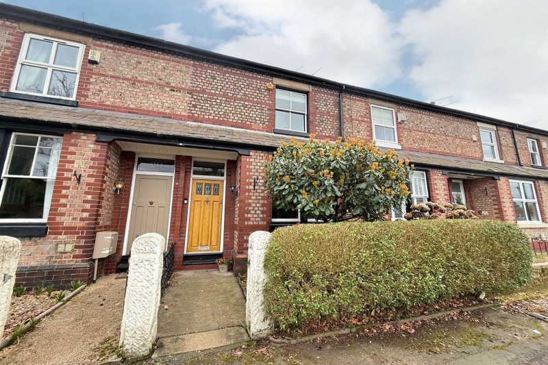 Hall Avenue, Sale, M33
