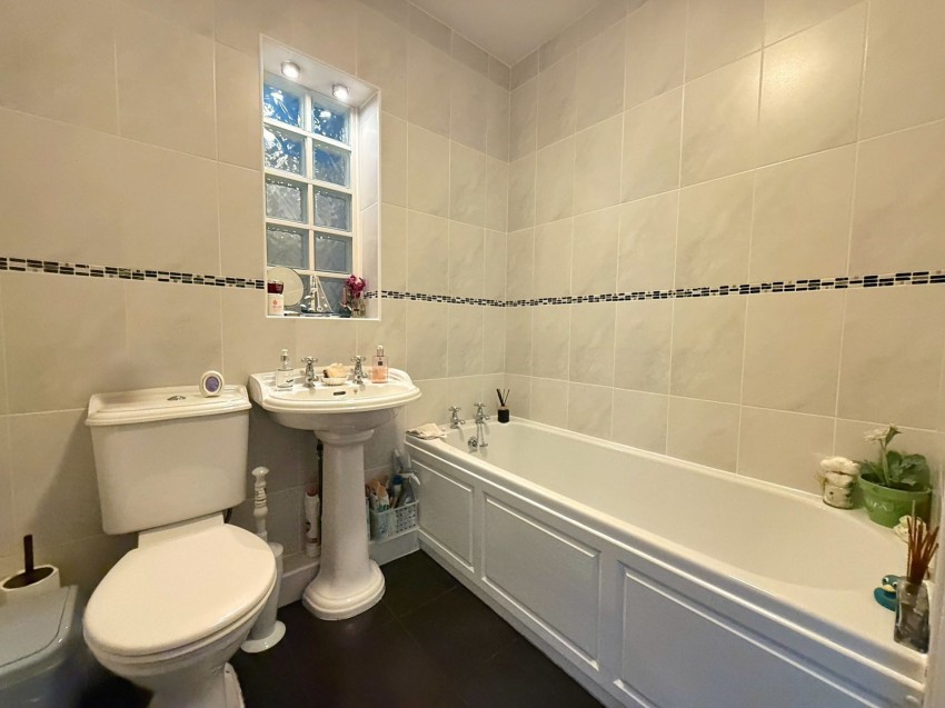 Images for Kendal Avenue, Sale, M33