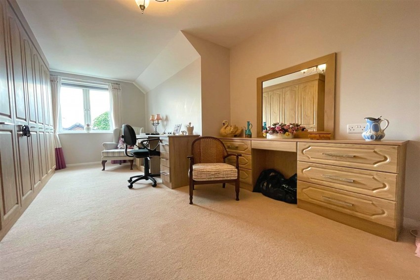 Images for Oakfield, Sale, M33