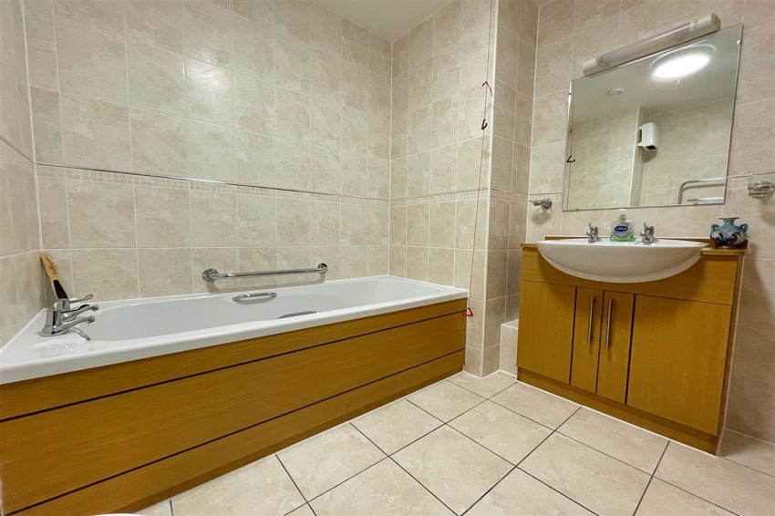 Images for Oakfield, Sale, M33