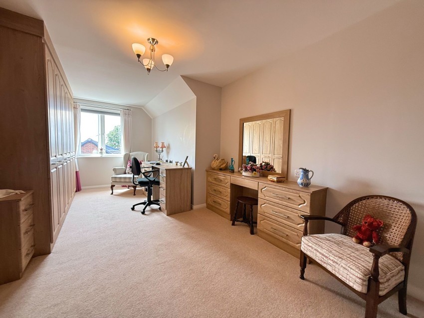 Images for Oakfield, Sale, M33