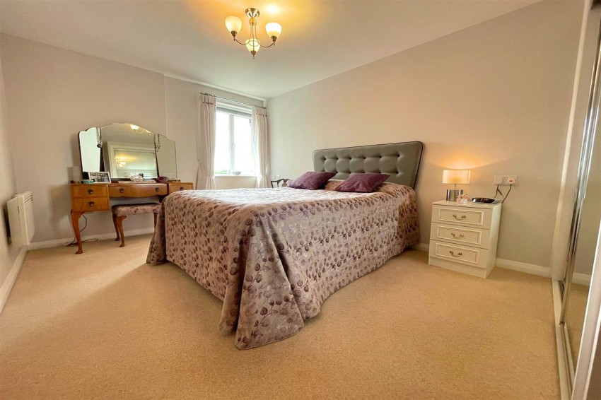 Images for Oakfield, Sale, M33