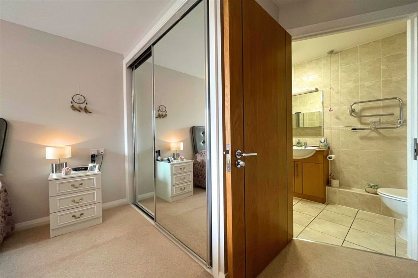 Images for Oakfield, Sale, M33