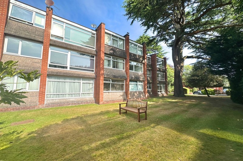 The Avenue, Moss Manor, M33