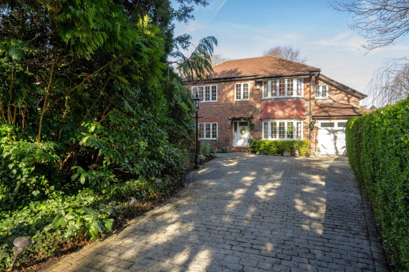 Brookwood Avenue, Sale, M33