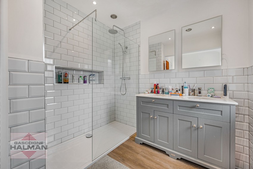 Images for Broad Road, Sale, M33