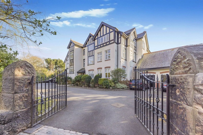 Harrop Road, Hale, WA15