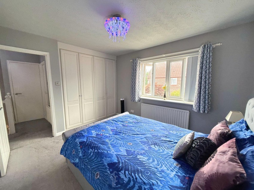 Images for Charleston Close, Sale, M33