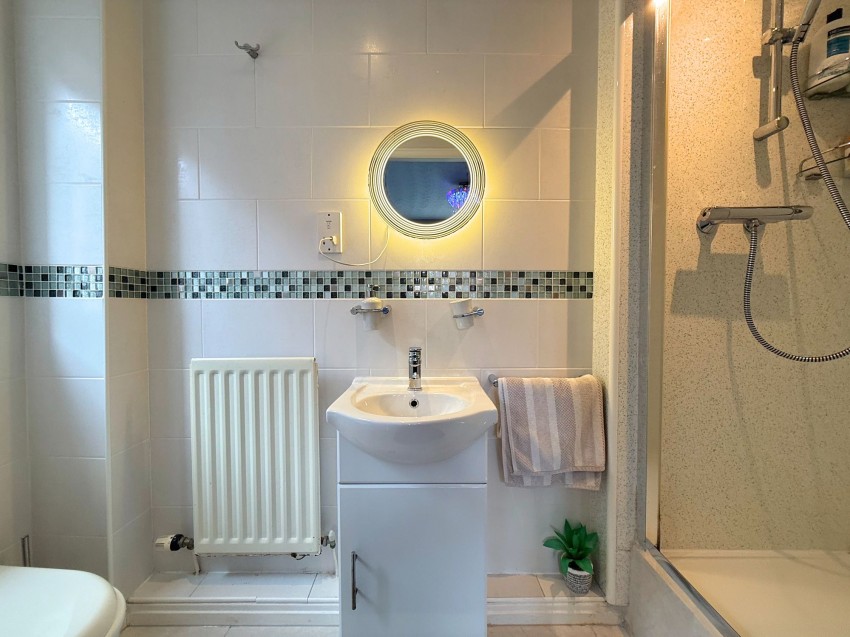 Images for Charleston Close, Sale, M33