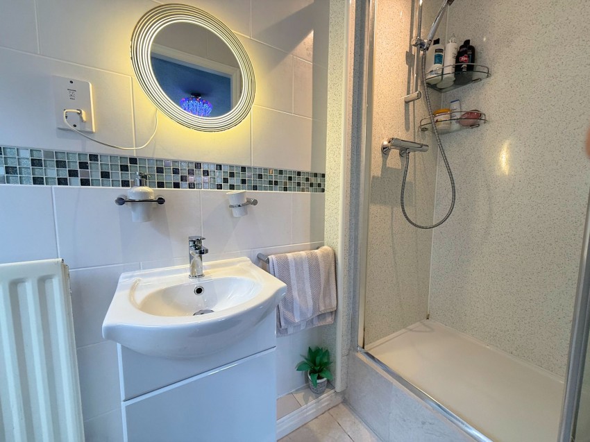 Images for Charleston Close, Sale, M33