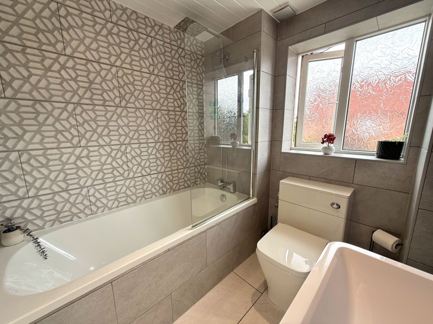 Images for Charleston Close, Sale, M33