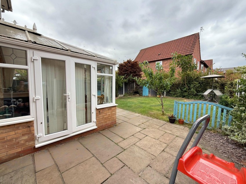 Images for Charleston Close, Sale, M33