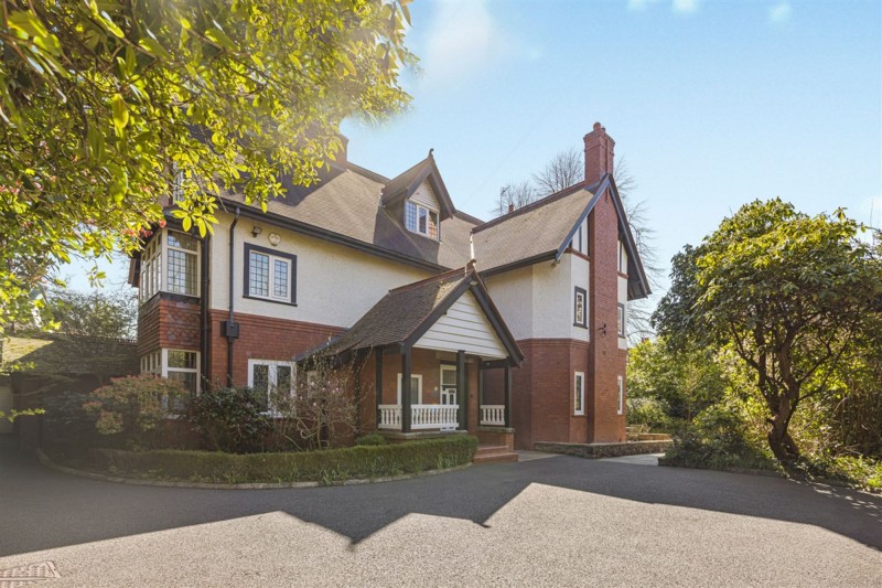 Park Road, Hale, WA15
