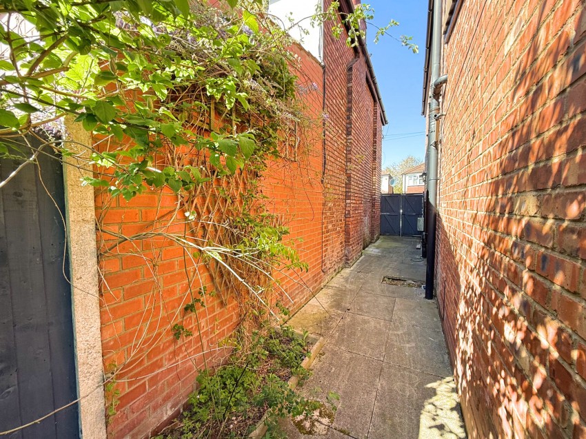Images for Avonlea Road, Sale, M33