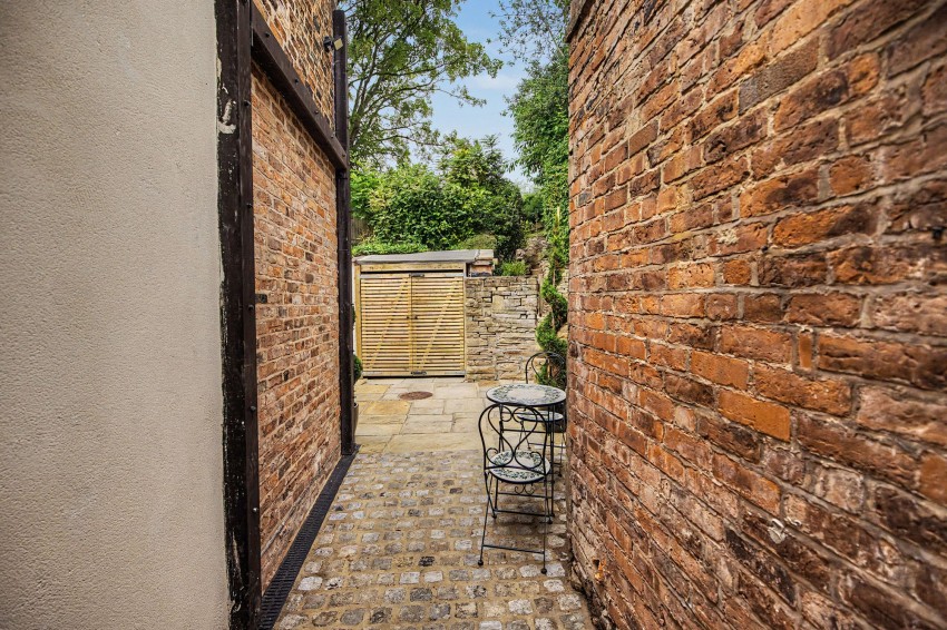 Images for New Road, Prestbury, SK10
