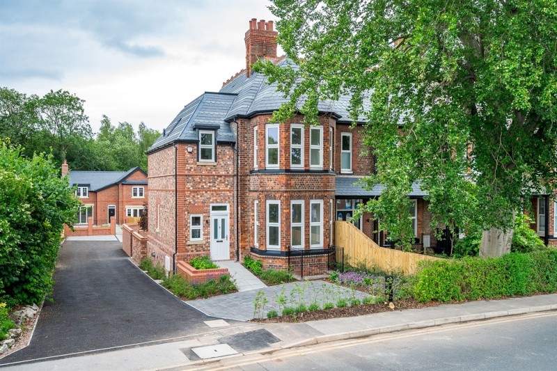 Dane Road, Sale, M33