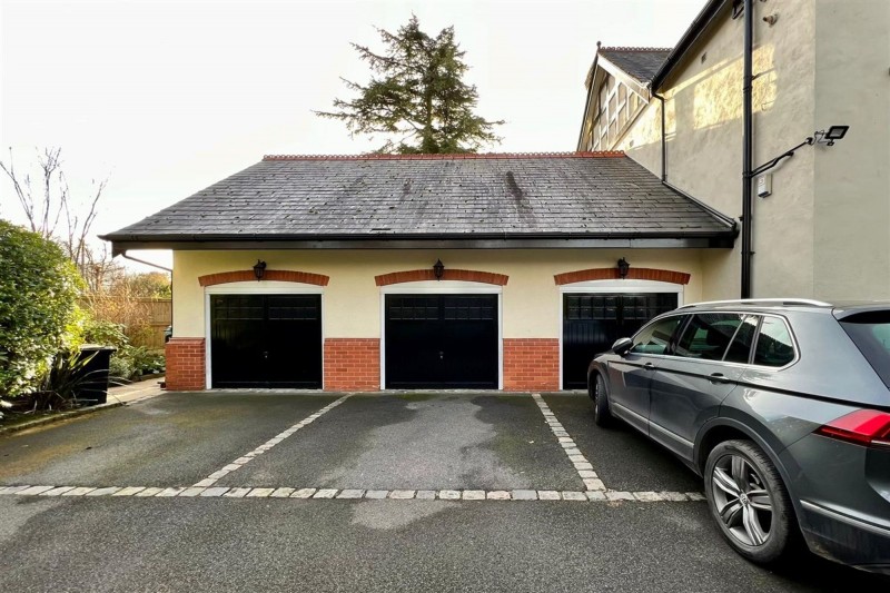 Harrop Road, Hale, WA15